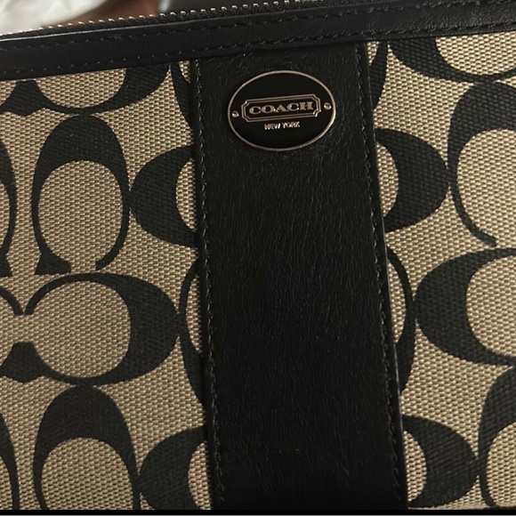 Coach Signature Wallet - Picture 3 of 4